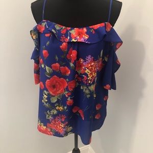 Womens cold shoulder top size medium. Short sleeve top comes below waist.